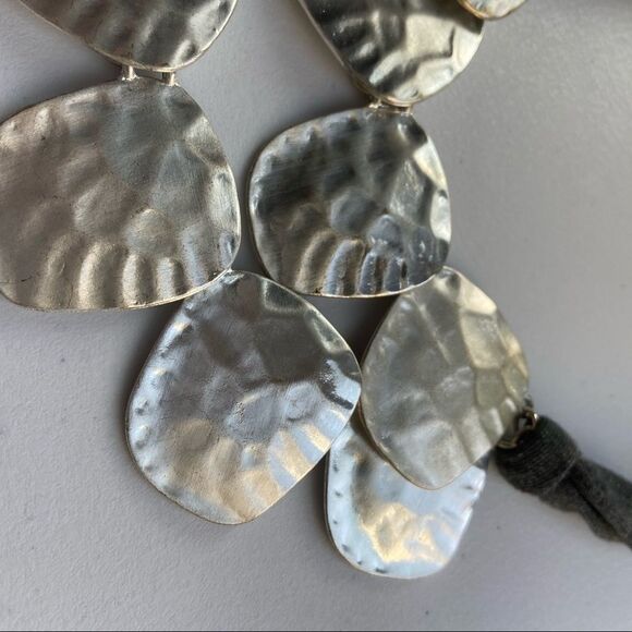 Hammered silver tone metal and fabric tie necklace - Picture 12 of 13